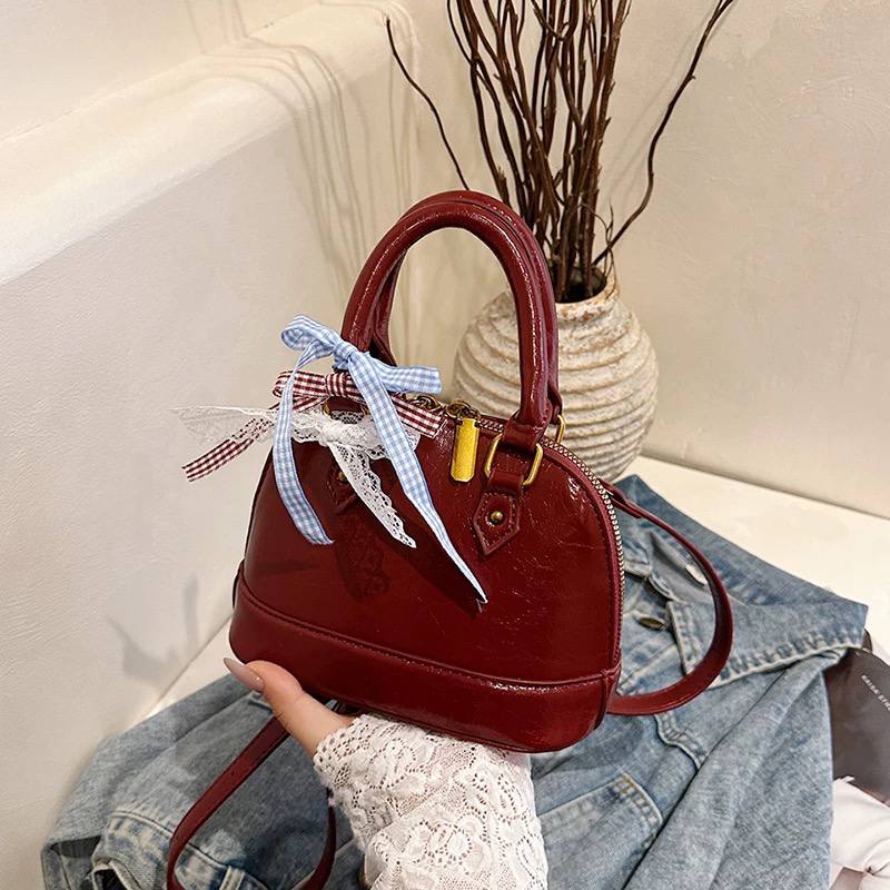 Shell bag with handle